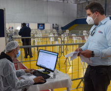 O Paraná iniciou nesta terça-feira (1º) a vacinação contra a Covid-19 em trabalhadores do transporte aéreo, em todo o Estado. O secretário de Estado da Saúde, Beto Preto, esteve presente no ginásio Ney Braga, em São José dos Pinhais, para acompanhar a imunização dos profissionais vinculados ao aeroporto internacional Afonso Pena.  -  Curitiba, 01/06/2021  -  Foto: Américo Antonio/SESA