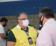 O Paraná iniciou nesta terça-feira (1º) a vacinação contra a Covid-19 em trabalhadores do transporte aéreo, em todo o Estado. O secretário de Estado da Saúde, Beto Preto, esteve presente no ginásio Ney Braga, em São José dos Pinhais, para acompanhar a imunização dos profissionais vinculados ao aeroporto internacional Afonso Pena.  -  Curitiba, 01/06/2021  -  Foto: Américo Antonio/SESA