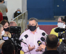 O Paraná iniciou nesta terça-feira (1º) a vacinação contra a Covid-19 em trabalhadores do transporte aéreo, em todo o Estado. O secretário de Estado da Saúde, Beto Preto, esteve presente no ginásio Ney Braga, em São José dos Pinhais, para acompanhar a imunização dos profissionais vinculados ao aeroporto internacional Afonso Pena.  -  Curitiba, 01/06/2021  -  Foto: Américo Antonio/SESA