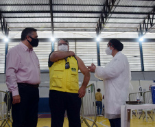 O Paraná iniciou nesta terça-feira (1º) a vacinação contra a Covid-19 em trabalhadores do transporte aéreo, em todo o Estado. O secretário de Estado da Saúde, Beto Preto, esteve presente no ginásio Ney Braga, em São José dos Pinhais, para acompanhar a imunização dos profissionais vinculados ao aeroporto internacional Afonso Pena.  -  Curitiba, 01/06/2021  -  Foto: Américo Antonio/SESA