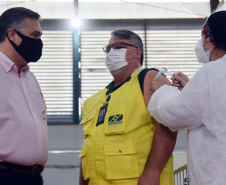 O Paraná iniciou nesta terça-feira (1º) a vacinação contra a Covid-19 em trabalhadores do transporte aéreo, em todo o Estado. O secretário de Estado da Saúde, Beto Preto, esteve presente no ginásio Ney Braga, em São José dos Pinhais, para acompanhar a imunização dos profissionais vinculados ao aeroporto internacional Afonso Pena.  -  Curitiba, 01/06/2021  -  Foto: Américo Antonio/SESA