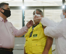 O Paraná iniciou nesta terça-feira (1º) a vacinação contra a Covid-19 em trabalhadores do transporte aéreo, em todo o Estado. O secretário de Estado da Saúde, Beto Preto, esteve presente no ginásio Ney Braga, em São José dos Pinhais, para acompanhar a imunização dos profissionais vinculados ao aeroporto internacional Afonso Pena.  -  Curitiba, 01/06/2021  -  Foto: Américo Antonio/SESA