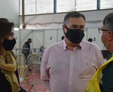 O Paraná iniciou nesta terça-feira (1º) a vacinação contra a Covid-19 em trabalhadores do transporte aéreo, em todo o Estado. O secretário de Estado da Saúde, Beto Preto, esteve presente no ginásio Ney Braga, em São José dos Pinhais, para acompanhar a imunização dos profissionais vinculados ao aeroporto internacional Afonso Pena.  -  Curitiba, 01/06/2021  -  Foto: Américo Antonio/SESA