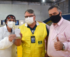 O Paraná iniciou nesta terça-feira (1º) a vacinação contra a Covid-19 em trabalhadores do transporte aéreo, em todo o Estado. O secretário de Estado da Saúde, Beto Preto, esteve presente no ginásio Ney Braga, em São José dos Pinhais, para acompanhar a imunização dos profissionais vinculados ao aeroporto internacional Afonso Pena.  -  Curitiba, 01/06/2021  -  Foto: Américo Antonio/SESA