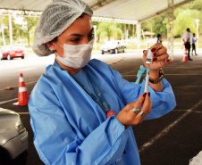 A Secretaria de Estado da Saúde (Sesa) reforça a importância da vacinação contra a Influenza, mesmo durante a pandemia. A 23ª Campanha Nacional de Imunização contra a doença começou no dia 12 de abril e até esta quarta-feira (2) apenas 31,9% da população alvo do Paraná foi vacinada. A estimativa do Ministério da Saúde é de que mais de 4,4 milhões de paranaenses devem tomar a vacina.  -  Curitiba, 02/06/2021  -  Foto: Américo Antonio/SESA