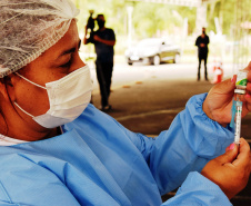 A Secretaria de Estado da Saúde (Sesa) reforça a importância da vacinação contra a Influenza, mesmo durante a pandemia. A 23ª Campanha Nacional de Imunização contra a doença começou no dia 12 de abril e até esta quarta-feira (2) apenas 31,9% da população alvo do Paraná foi vacinada. A estimativa do Ministério da Saúde é de que mais de 4,4 milhões de paranaenses devem tomar a vacina.  -  Curitiba, 02/06/2021  -  Foto: Américo Antonio/SESA
