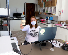 A empreendedora Alessandra Carrijo é dona de um e-commerce de brindes e presentes, que vende canecas, almofadas e kits comemorativos. A principal vitrine da loja virtual são as mídias sociais, em especial pelo Instagram, vendendo para todo o Brasil.  Foto: Ari Dias/AEN