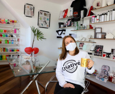 A empreendedora Alessandra Carrijo é dona de um e-commerce de brindes e presentes, que vende canecas, almofadas e kits comemorativos. A principal vitrine da loja virtual são as mídias sociais, em especial pelo Instagram, vendendo para todo o Brasil.  Foto: Ari Dias/AEN