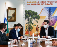 A Copel vai investir R$ 34,6 milhões em quatro projetos de Pesquisa e Desenvolvimento (P&D) na área de armazenamento de energia elétrica no Paraná. 
A ordem de serviço para o início das intervenções foi assinada nesta quarta-feira (02), no Palácio Iguaçu, pelo governador Carlos Massa Ratinho Junior, pelo diretor-presidente da Copel, Daniel Pimentel Slaviero e pelo diretor da Aneel, Sandoval de Araújo Feitosa Neto. Foto: Jonathan Campos/AEN