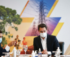 A Copel vai investir R$ 34,6 milhões em quatro projetos de Pesquisa e Desenvolvimento (P&D) na área de armazenamento de energia elétrica no Paraná. 
A ordem de serviço para o início das intervenções foi assinada nesta quarta-feira (02), no Palácio Iguaçu, pelo governador Carlos Massa Ratinho Junior, pelo diretor-presidente da Copel, Daniel Pimentel Slaviero e pelo diretor da Aneel, Sandoval de Araújo Feitosa Neto. Foto: Jonathan Campos/AEN