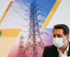 A Copel vai investir R$ 34,6 milhões em quatro projetos de Pesquisa e Desenvolvimento (P&D) na área de armazenamento de energia elétrica no Paraná. 
A ordem de serviço para o início das intervenções foi assinada nesta quarta-feira (02), no Palácio Iguaçu, pelo governador Carlos Massa Ratinho Junior, pelo diretor-presidente da Copel, Daniel Pimentel Slaviero e pelo diretor da Aneel, Sandoval de Araújo Feitosa Neto. Foto: Jonathan Campos/AEN