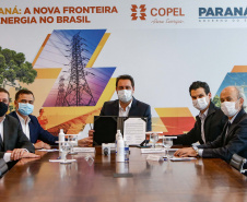 A Copel vai investir R$ 34,6 milhões em quatro projetos de Pesquisa e Desenvolvimento (P&D) na área de armazenamento de energia elétrica no Paraná. 
A ordem de serviço para o início das intervenções foi assinada nesta quarta-feira (02), no Palácio Iguaçu, pelo governador Carlos Massa Ratinho Junior, pelo diretor-presidente da Copel, Daniel Pimentel Slaviero e pelo diretor da Aneel, Sandoval de Araújo Feitosa Neto. Foto: Jonathan Campos/AEN