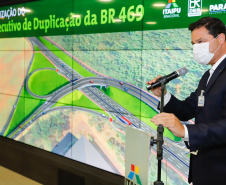 O secretário da Infraestrutura e Logística do Paraná, Sandro Alex, recebeu nesta quarta-feira (02) no Centro Executivo da Itaipu Binacional em Foz do Iguaçu, o projeto executivo para a duplicação da BR-469.  -  Foz do Iguaçu, 03/06/2021  -  Foto: Rodrigo Félix Leal/INFRAESTRUTURA