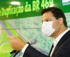 O secretário da Infraestrutura e Logística do Paraná, Sandro Alex, recebeu nesta quarta-feira (02) no Centro Executivo da Itaipu Binacional em Foz do Iguaçu, o projeto executivo para a duplicação da BR-469.  -  Foz do Iguaçu, 03/06/2021  -  Foto: Rodrigo Félix Leal/INFRAESTRUTURA