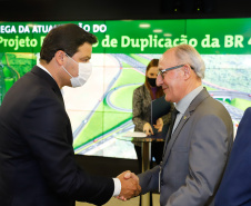 O secretário da Infraestrutura e Logística do Paraná, Sandro Alex, recebeu nesta quarta-feira (02) no Centro Executivo da Itaipu Binacional em Foz do Iguaçu, o projeto executivo para a duplicação da BR-469.  -  Foz do Iguaçu, 03/06/2021  -  Foto: Rodrigo Félix Leal/INFRAESTRUTURA