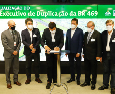 O secretário da Infraestrutura e Logística do Paraná, Sandro Alex, recebeu nesta quarta-feira (02) no Centro Executivo da Itaipu Binacional em Foz do Iguaçu, o projeto executivo para a duplicação da BR-469.  -  Foz do Iguaçu, 03/06/2021  -  Foto: Rodrigo Félix Leal/INFRAESTRUTURA