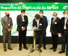 O secretário da Infraestrutura e Logística do Paraná, Sandro Alex, recebeu nesta quarta-feira (02) no Centro Executivo da Itaipu Binacional em Foz do Iguaçu, o projeto executivo para a duplicação da BR-469.  -  Foz do Iguaçu, 03/06/2021  -  Foto: Rodrigo Félix Leal/INFRAESTRUTURA