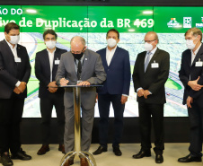 O secretário da Infraestrutura e Logística do Paraná, Sandro Alex, recebeu nesta quarta-feira (02) no Centro Executivo da Itaipu Binacional em Foz do Iguaçu, o projeto executivo para a duplicação da BR-469.  -  Foz do Iguaçu, 03/06/2021  -  Foto: Rodrigo Félix Leal/INFRAESTRUTURA