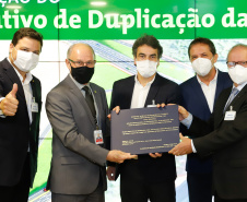 O secretário da Infraestrutura e Logística do Paraná, Sandro Alex, recebeu nesta quarta-feira (02) no Centro Executivo da Itaipu Binacional em Foz do Iguaçu, o projeto executivo para a duplicação da BR-469.  -  Foz do Iguaçu, 03/06/2021  -  Foto: Rodrigo Félix Leal/INFRAESTRUTURA