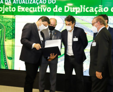 O secretário da Infraestrutura e Logística do Paraná, Sandro Alex, recebeu nesta quarta-feira (02) no Centro Executivo da Itaipu Binacional em Foz do Iguaçu, o projeto executivo para a duplicação da BR-469.  -  Foz do Iguaçu, 03/06/2021  -  Foto: Rodrigo Félix Leal/INFRAESTRUTURA