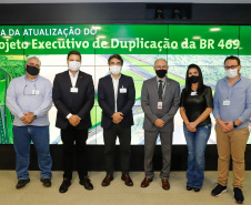 O secretário da Infraestrutura e Logística do Paraná, Sandro Alex, recebeu nesta quarta-feira (02) no Centro Executivo da Itaipu Binacional em Foz do Iguaçu, o projeto executivo para a duplicação da BR-469.  -  Foz do Iguaçu, 03/06/2021  -  Foto: Rodrigo Félix Leal/INFRAESTRUTURA