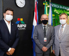 O secretário da Infraestrutura e Logística do Paraná, Sandro Alex, recebeu nesta quarta-feira (02) no Centro Executivo da Itaipu Binacional em Foz do Iguaçu, o projeto executivo para a duplicação da BR-469.  -  Foz do Iguaçu, 03/06/2021  -  Foto: Rodrigo Félix Leal/INFRAESTRUTURA