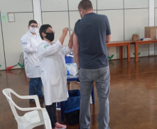 REGIONAL DE SAÚDE DE  CASCAVEL -  O feriado prolongado de Corpus Christi está sendo de vacinação em municípios de muitas Regionais de Saúde do Paraná, dando sequência à imunização contra a Covid-19 nos grupos prioritários