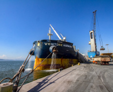 No Dia Mundial dos Oceanos, comemorado nesta terça-feira (8), a Portos do Paraná reforça o compromisso com a preservação do ambiente, que ocupa 71% da superfície da Terra, é importante para a atividade econômica de milhões de famílias, além de ajudar a regular o clima do planeta.  -  Paranaguá, 08/06/2021  -  Foto: Claudio Neves/Portos do Paraná