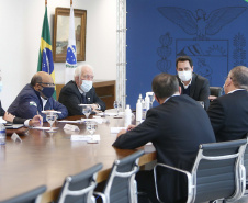 O governador Carlos Massa Ratinho Junior recebeu nesta quarta-feira (9) executivos da JBS, uma das maiores companhias de alimento e proteína animal do mundo, para dar continuidade às discussões sobre os investimentos da empresa no Estado. A reunião foi realizada no Palácio Iguaçu.

Foto: Jonathan Campos/AEN