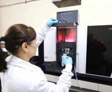 TECPAR - Laboratório de Espectometria de Absorção Atômica- N/F: análise de metais e elementos químicos em fertilizantes e amostras solidas ambientais.Curitiba, 02-09-19.Foto: Arnaldo Alves / ANPr.