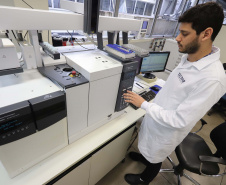 TECPAR - Laboratório de Agroquímica - N/F: Cromatógrafo à gás acoplado à espectômetro de massas. (analisa presença de agrotóxicos em alimentos e água)Curitiba, 02-09-19.Foto: Arnaldo Alves / ANPr.