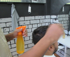Presos da penitenciária de Cascavel participam de minicurso com barbeiro profissional  -  Foto: Depen-PR