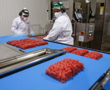 O governador Carlos Massa Ratinho Junior participou nesta sexta-feira (11), em Cambé, no Norte do Estado, da inauguração do Muffato Foods, um dos mais modernos centros de processamento de alimentos do Paraná, que recebeu investimento de R$ 170 milhões.Foto: Jonathan Campos/AEN