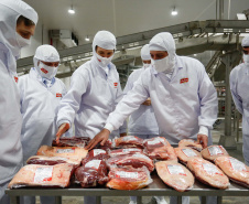 O governador Carlos Massa Ratinho Junior participou nesta sexta-feira (11), em Cambé, no Norte do Estado, da inauguração do Muffato Foods, um dos mais modernos centros de processamento de alimentos do Paraná, que recebeu investimento de R$ 170 milhões.Foto: Jonathan Campos/AEN