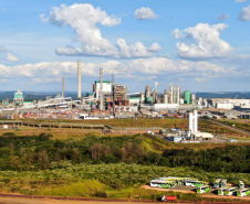 A primeira fase da ampliação das atividades da Klabin. no município de Ortigueira - Projeto Puma II, nos Campos Gerais, recebeu a Licença de Operação (LO) nesta quinta-feira (10). O documento foi entregue pelo Instituto Água e Terra (IAT), órgão vinculado à Secretaria do Desenvolvimento Sustentável e do Turismo (Sedest).  -  Curitiba, 11/06/2021  -  Foto: Rafael Chuí - Klabin