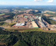 A primeira fase da ampliação das atividades da Klabin. no município de Ortigueira - Projeto Puma II, nos Campos Gerais, recebeu a Licença de Operação (LO) nesta quinta-feira (10). O documento foi entregue pelo Instituto Água e Terra (IAT), órgão vinculado à Secretaria do Desenvolvimento Sustentável e do Turismo (Sedest).  -  Curitiba, 11/06/2021  -  Foto: Rafael Chuí - Klabin