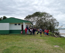A 1ª Regional de Saúde de Paranaguá com apoio do Batalhão de Polícia Militar de Operações Aéreas (BPMOA), estiveram em duas regiões isoladas do município de Guaraqueçaba nesta sexta-feira (11) para vacinar a população ribeirinha contra a Covid-19. Ao todo, 80 pessoas foram vacinadas.  -  Paranaguá, 11/06/2021  -  Foto: SESA