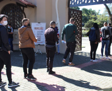 Candidatos de vários estados do Brasil estiveram em Curitiba e outros 27 municípios do Paraná, neste domingo (13/06), para prestar o concurso da Polícia Militar do Paraná (PMPR), o qual oferta duas mil vagas para policiais militares e 400 para bombeiros militares. Os locais de aplicação de provas de conhecimentos gerais foram ampliados e seguiram todos os protocolos de biossegurança. Curitiba, 13/06/2021 - Foto: SESP-PR