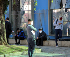 Candidatos de vários estados do Brasil estiveram em Curitiba e outros 27 municípios do Paraná, neste domingo (13/06), para prestar o concurso da Polícia Militar do Paraná (PMPR), o qual oferta duas mil vagas para policiais militares e 400 para bombeiros militares. Os locais de aplicação de provas de conhecimentos gerais foram ampliados e seguiram todos os protocolos de biossegurança. Curitiba, 13/06/2021  -  Foto: Soldado Adilson Voinaski Afonso