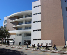 Candidatos de vários estados do Brasil estiveram em Curitiba e outros 27 municípios do Paraná, neste domingo (13/06), para prestar o concurso da Polícia Militar do Paraná (PMPR), o qual oferta duas mil vagas para policiais militares e 400 para bombeiros militares. Os locais de aplicação de provas de conhecimentos gerais foram ampliados e seguiram todos os protocolos de biossegurança. Curitiba, 13/06/2021  -  Foto: Soldado Adilson Voinaski Afonso