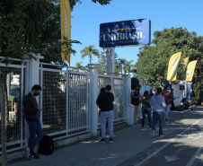 Candidatos de vários estados do Brasil estiveram em Curitiba e outros 27 municípios do Paraná, neste domingo (13/06), para prestar o concurso da Polícia Militar do Paraná (PMPR), o qual oferta duas mil vagas para policiais militares e 400 para bombeiros militares. Os locais de aplicação de provas de conhecimentos gerais foram ampliados e seguiram todos os protocolos de biossegurança. Curitiba, 13/06/2021  -  Foto: Soldado Adilson Voinaski Afonso