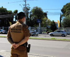 Candidatos de vários estados do Brasil estiveram em Curitiba e outros 27 municípios do Paraná, neste domingo (13/06), para prestar o concurso da Polícia Militar do Paraná (PMPR), o qual oferta duas mil vagas para policiais militares e 400 para bombeiros militares. Os locais de aplicação de provas de conhecimentos gerais foram ampliados e seguiram todos os protocolos de biossegurança. Curitiba, 13/06/2021  -  Foto: Soldado Adilson Voinaski Afonso