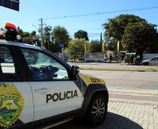 Candidatos de vários estados do Brasil estiveram em Curitiba e outros 27 municípios do Paraná, neste domingo (13/06), para prestar o concurso da Polícia Militar do Paraná (PMPR), o qual oferta duas mil vagas para policiais militares e 400 para bombeiros militares. Os locais de aplicação de provas de conhecimentos gerais foram ampliados e seguiram todos os protocolos de biossegurança. Curitiba, 13/06/2021  -  Foto: Soldado Adilson Voinaski Afonso