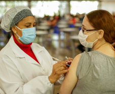 RU é local de vacinação de trabalhadores do ensino superior; vacinado hoje (14), vice-reitor estimula imunização  -  Foto: UEM