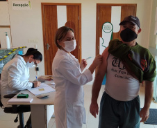 Após início da vacinação na população em geral, Paraná atualiza plano de enfrentamento à Covid-19 - São, ao todo, 8.736.014 paranaenses aptos a receberam os imunizantes. Desses, 3.397.386 já receberam ao menos uma dose e 1.269.791 estão totalmente imunizados.  - - Curitiba, 16/06/2021  -   Foto: SESA