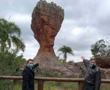 O secretário do Desenvolvimento Sustentável e do Turismo, Marcio Nunes, recebeu o embaixador dos Estados Unidos (EUA) no Brasil, Todd Chapman, no Parque Vila Velha, nos Campos Gerais.. Foto:SEDEST