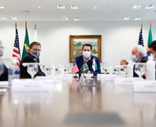 Governador Carlos Massa Ratinho Junior recebe o  embaixador norte-americano no País, Todd Chapman.Foto: Jonathan Campos/AEN