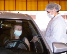 Nesta quarta-feira (16), servidores e professores da Universidade Estadual de Ponta Grossa (UEPG) receberam a primeira dose da vacina contra a Covid-19. A ação no Centro de Eventos e na Estação Arte. A equipe recebeu a vacina do laboratório Pfizer/BioNTech e seguiu no calendário que convocou profissionais do ensino superior de 38 a 53 anos completos.  -  Ponta Grossa, 16/06/2021  -  Foto: William Clarindo e Arquivo Pessoal dos Entrevistados/UEPG