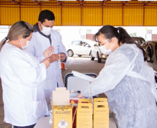 Nesta quarta-feira (16), servidores e professores da Universidade Estadual de Ponta Grossa (UEPG) receberam a primeira dose da vacina contra a Covid-19. A ação no Centro de Eventos e na Estação Arte. A equipe recebeu a vacina do laboratório Pfizer/BioNTech e seguiu no calendário que convocou profissionais do ensino superior de 38 a 53 anos completos.  -  Ponta Grossa, 16/06/2021  -  Foto: William Clarindo e Arquivo Pessoal dos Entrevistados/UEPG