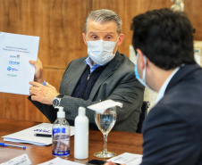 O governador Carlos Massa Ratinho Junior se reuniu nesta sexta-feira (18), no Palácio Iguaçu, com representantes do Instituto de Tecnologia do Paraná (Tecpar) e das empresas Pfizer e Orygen a fim de avaliar a parceria para futura produção conjunta de três medicamentos.Foto: José Fernando Ogura/AEN